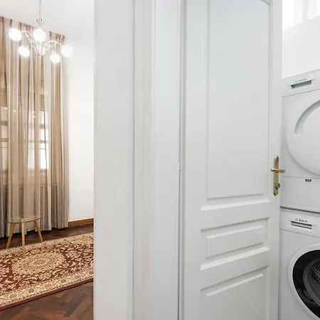 Apartment Spacious 2-bedroom Dalmatinova Ljubljana