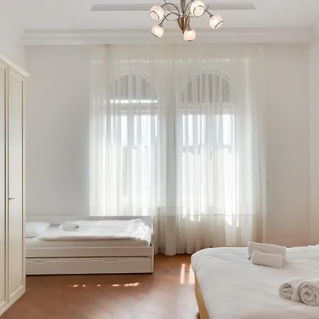 Spacious 2-bedroom Dalmatinova Appartement